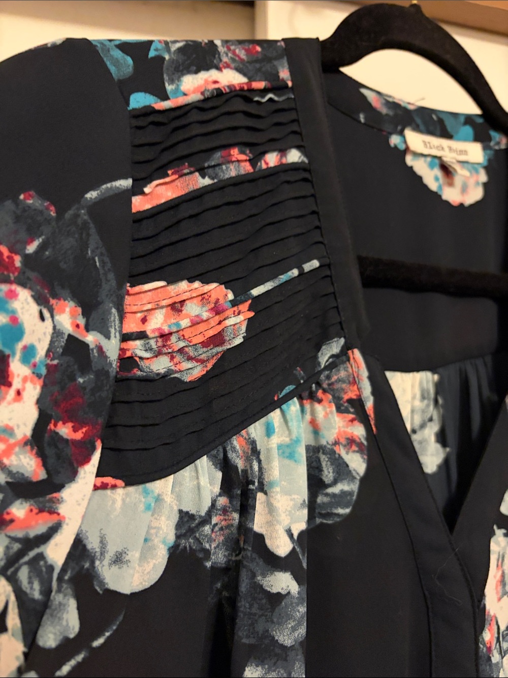 EUC | Black Rainn Navy Floral Pintuck Cap-Sleeve Top - Picture 5 of 6